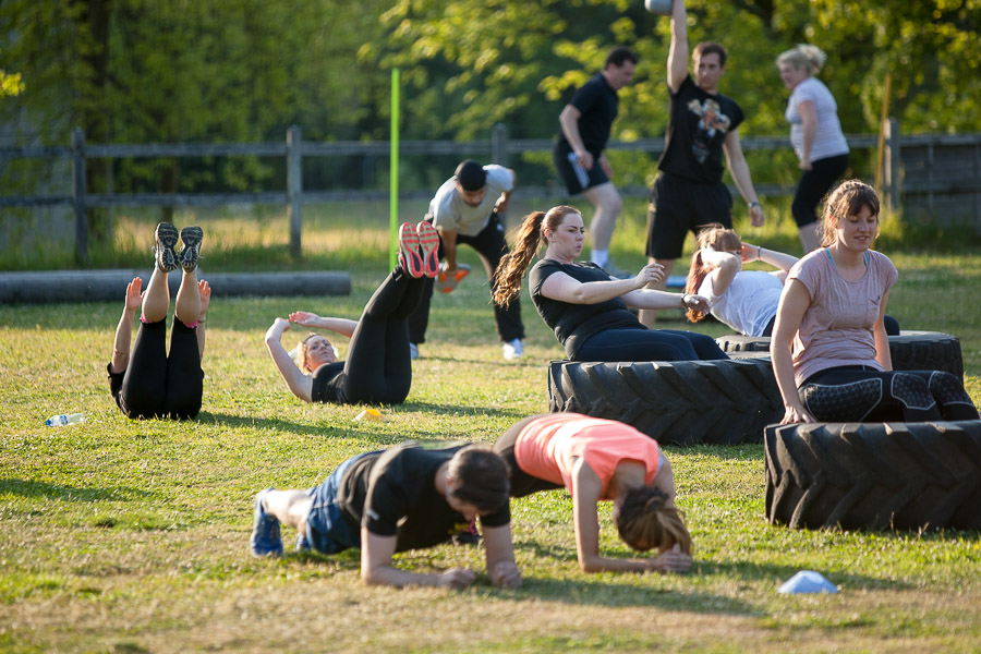 Bootcamp UK Maidstone - Group outdoor fitness, core exercises.