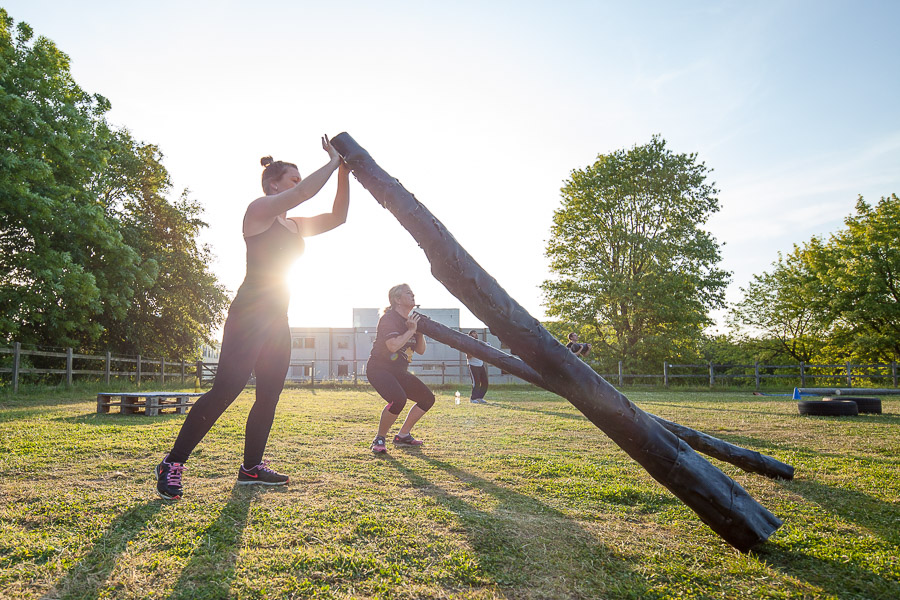 Bootcamp UK Farnborough - Group outdoor fitness classes, log thrusters